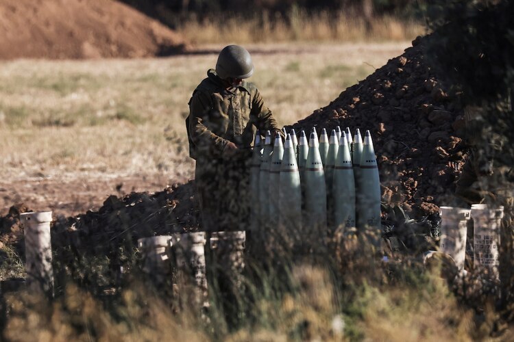 Soldado israelí alista misiles para un nuevo ataque cerca de la frontera de Gaza, ayer.