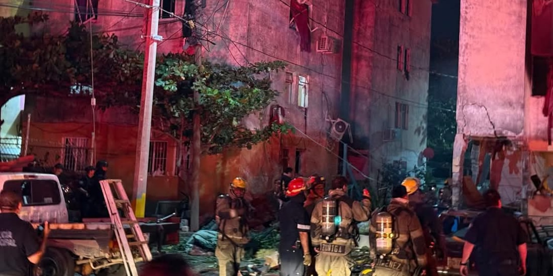 Personal de Protección Civil de Michoacán realiza maniobras afuera del condominio siniestrado, ayer.