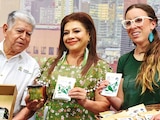 Un productor de nopal, Clara Brugada y Julia Álvarez, ayer, en conferencia.