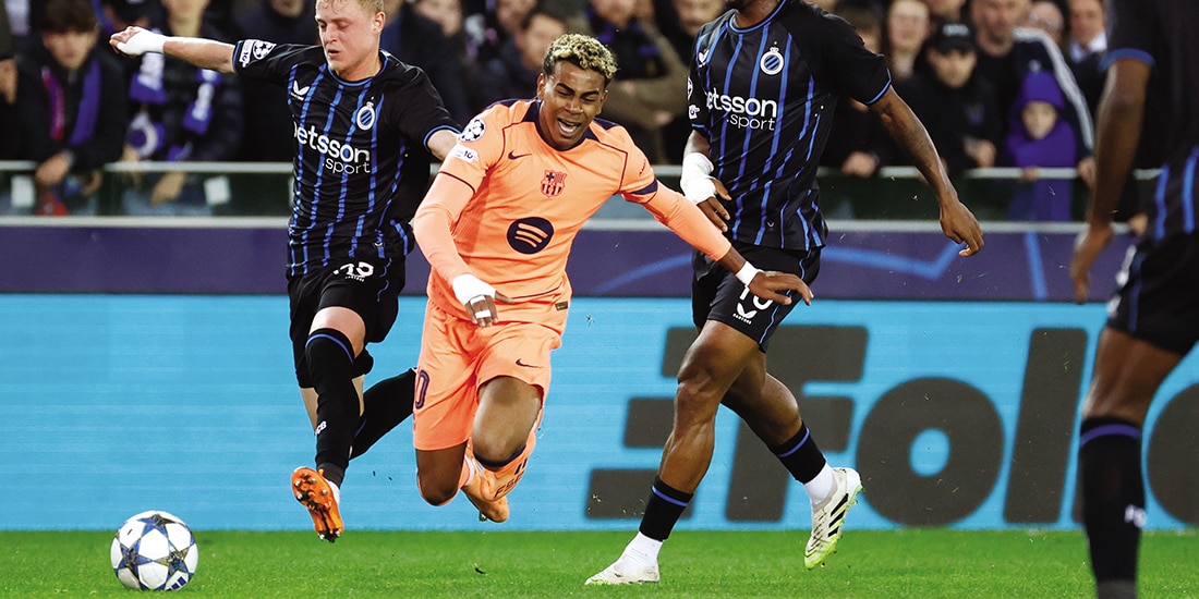 Lamine Yamal sufre una patada, ayer, en el duelo de la Champions.