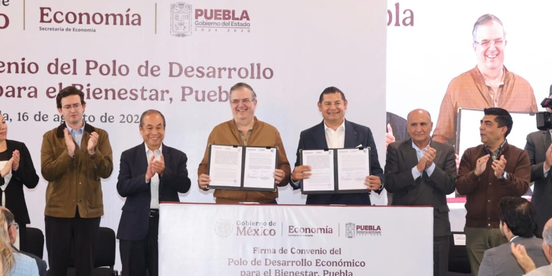 Al centro, el gobernador de Puebla, Alejandro Armenta, y el secretario de Economía, Marcelo Ebrard.
