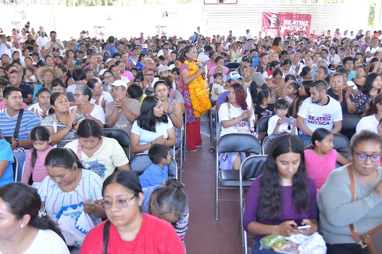 Representantes sociales y comunitarios expresan sus demandas sobre vivienda, agua y empleo durante la asamblea.