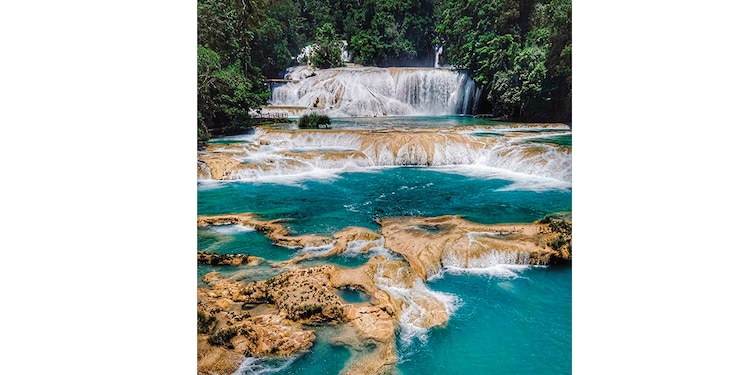 Cascadas de agua azul en Chiapas.