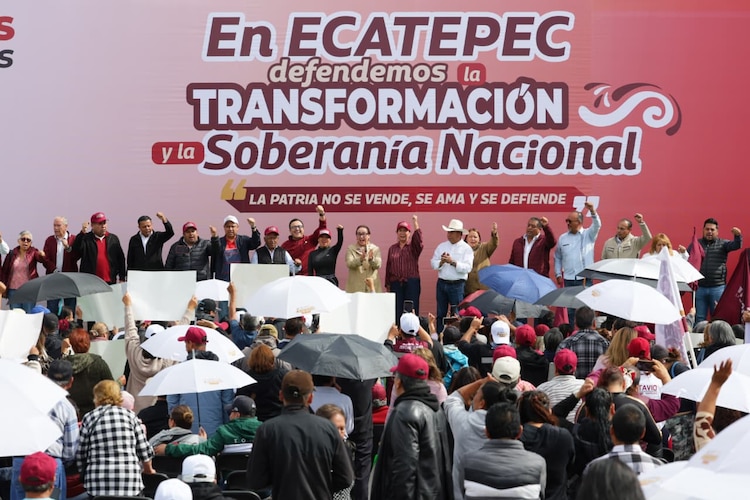 La presidenta municipal de Ecatepec, Azucena Cisneros Coss, durante la Asamblea.