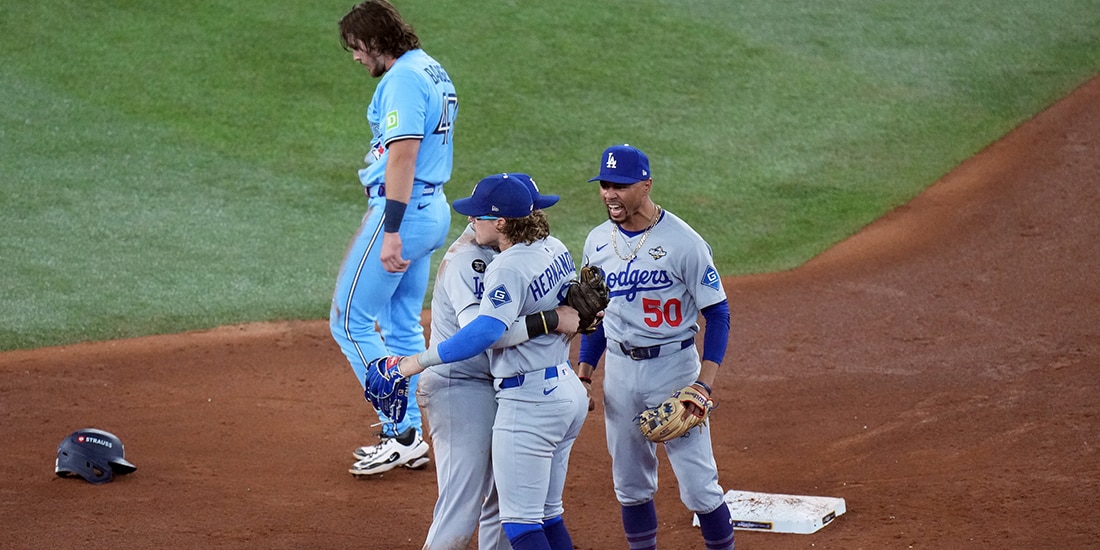 Jugadores de los Dodgers celebran la victoria sobre Toronto, ayer, en la SM.