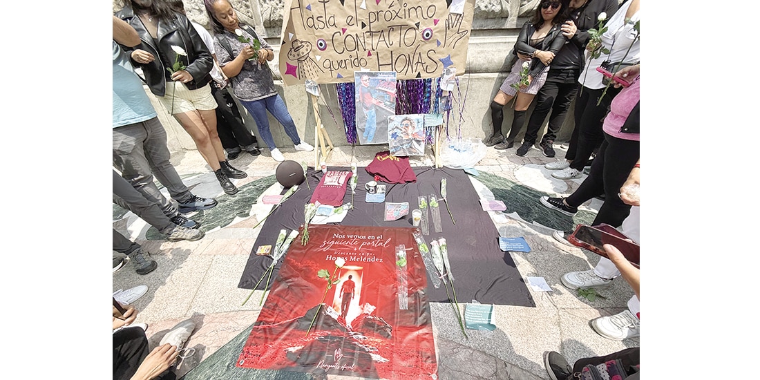 UN ALTAR que se fue llenando de muestras de cariño para el músico.
