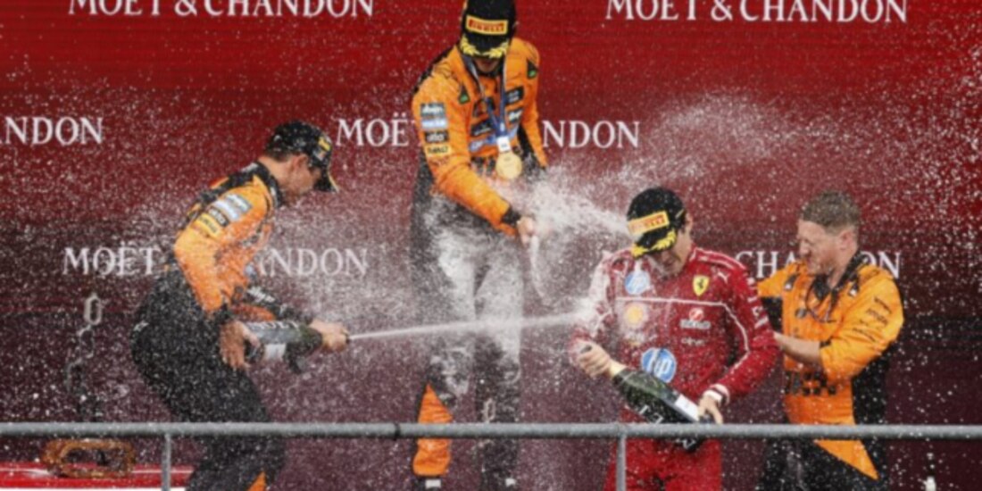 Los ganadores de la carrera de ayer, en podio al recibir su trofeo.