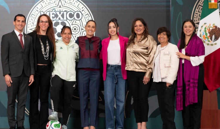La Presidenta, Claudia Sheinbaum Pardo acompañada de Edna Elena Vega Rangel, secretaria de Desarrollo Agrario, Territorial y Urbano; Charlyn Corral, futbolista mexicana; Gabriela Cuevas, representante del Gobierno de México para la Copa Mundial de la Federación Internacional de Futbol Asociación (FIFA) 2026. Katia García, arbitra de futbol; Noemí Juárez Pérez, subsecretaria de Educación Pública; Gabriela Fernández, periodista deportiva y Rommel Pacheco Marrufo, director general de la Comisión Nacional de Cultura Física y Deporte (Conade)