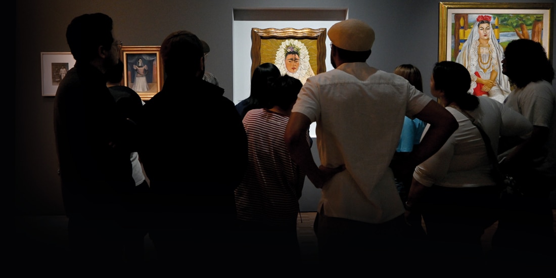 VISITANTES admiran la obra Diego en mi
pensamiento, de Frida, ayer.