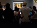 VISITANTES admiran la obra Diego en mi
pensamiento, de Frida, ayer.