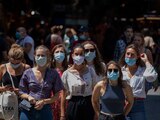 Turistas con mascarilla esperan para cruzar una calle en Barcelona, el 16 de julio de 2020.