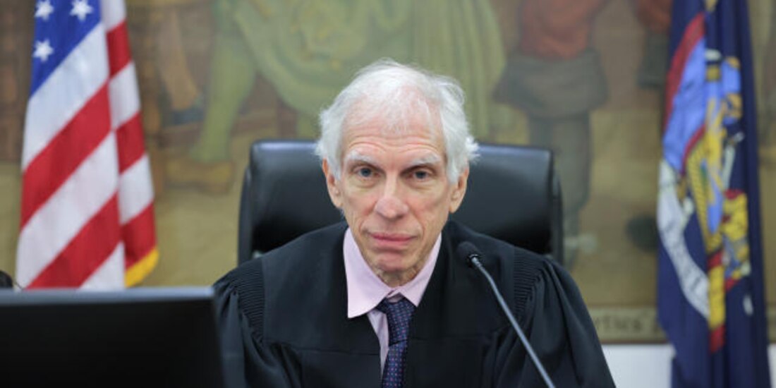 Arthur Engoron, juez que lleva un juicio contra Donald Trump.