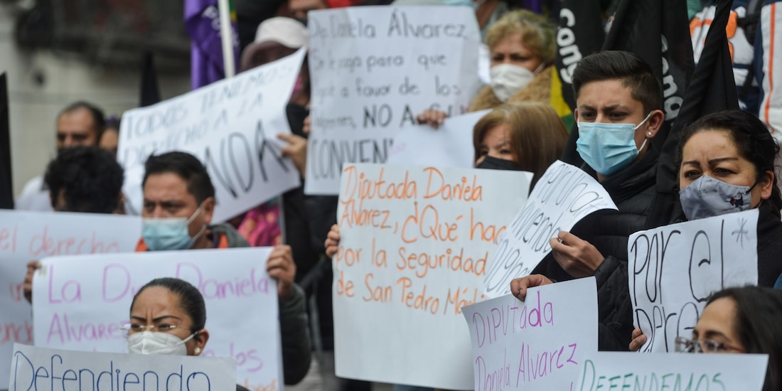 Integrantes del colectivo Bloque Urbano Popular en una manifestación en CDMX.