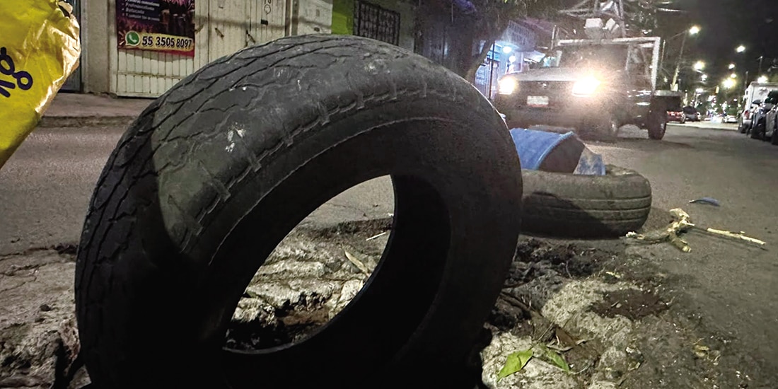 VECINOS CUBRIERON con llantas una coladera de la calle Ruperto Pérez, el martes