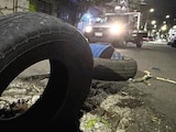 VECINOS CUBRIERON con llantas una coladera de la calle Ruperto Pérez, el martes