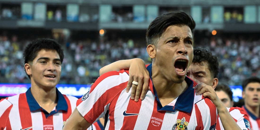 Ángel Sepúlveda celebra uno de sus goles en el triunfo de Chivas sobre América.