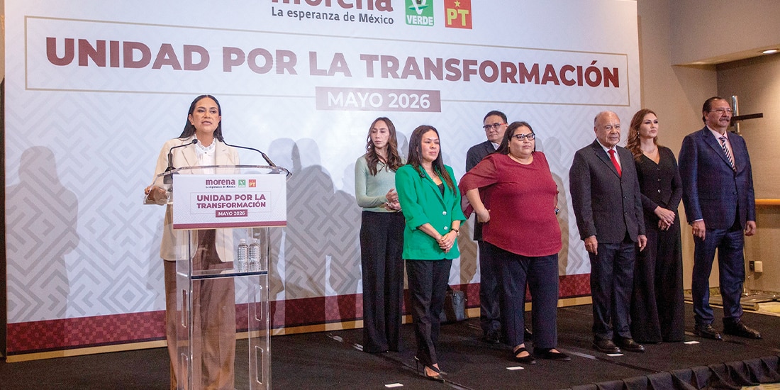 LOS DIRIGENTES Ariadna Montiel (micrófono), de Morena; Karen Castrejón (verde), del PVEM; y Alberto Anaya (corbata roja), del PT; en conferencia el 13 de mayo.