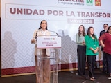 LOS DIRIGENTES Ariadna Montiel (micrófono), de Morena; Karen Castrejón (verde), del PVEM; y Alberto Anaya (corbata roja), del PT; en conferencia el 13 de mayo.