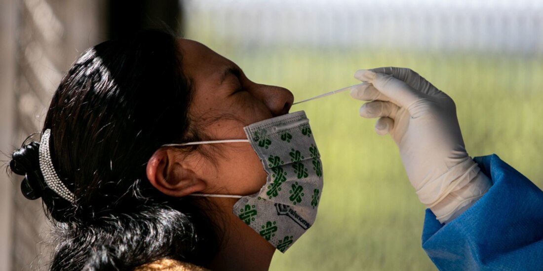 Una mujer se realiza la prueba rápida COVID-19 en el kiosko de Parque Cañitas en la alcaldía Miguel Hidalgo.
