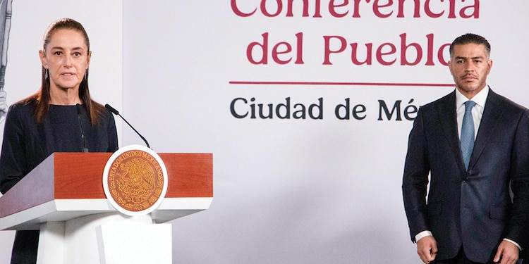 La jefa del Ejecutivo federal y el secretario de Seguridad, ayer, en Palacio Nacional.
