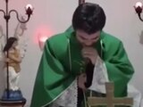 Sacerdote tiene ataque de risa en plena misa