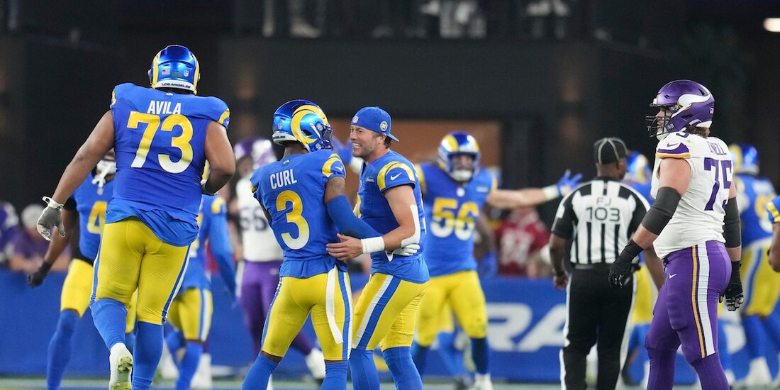 Kamren Curl (3) festeja con su mariscal, Matthew Stafford, ayer, ante Vikings.