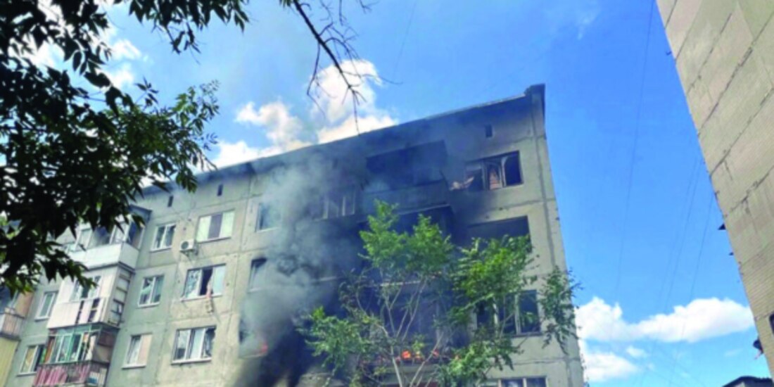 Bomberos extinguen un incendio tras un ataque ruso, el pasado 2 de julio.