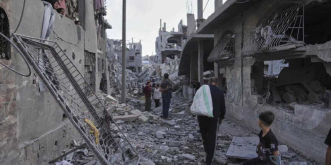 Palestinos inspeccionan los escombros de las viviendas destruidas por los ataques aéreos israelíes, ayer.