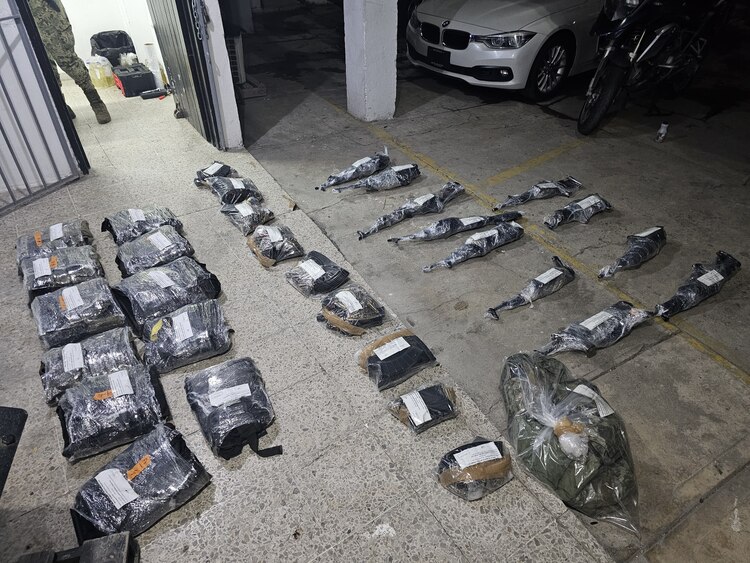 Secretaría de Marina (Semar) logró la detención de personas en posesión de armamento