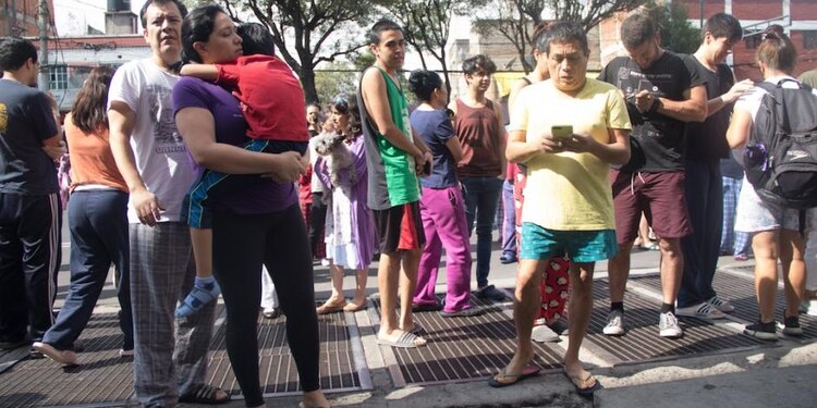 Habitantes de la colonia Santa María la Ribera se agrupan en una banqueta tras el sonido de la alerta sísmica