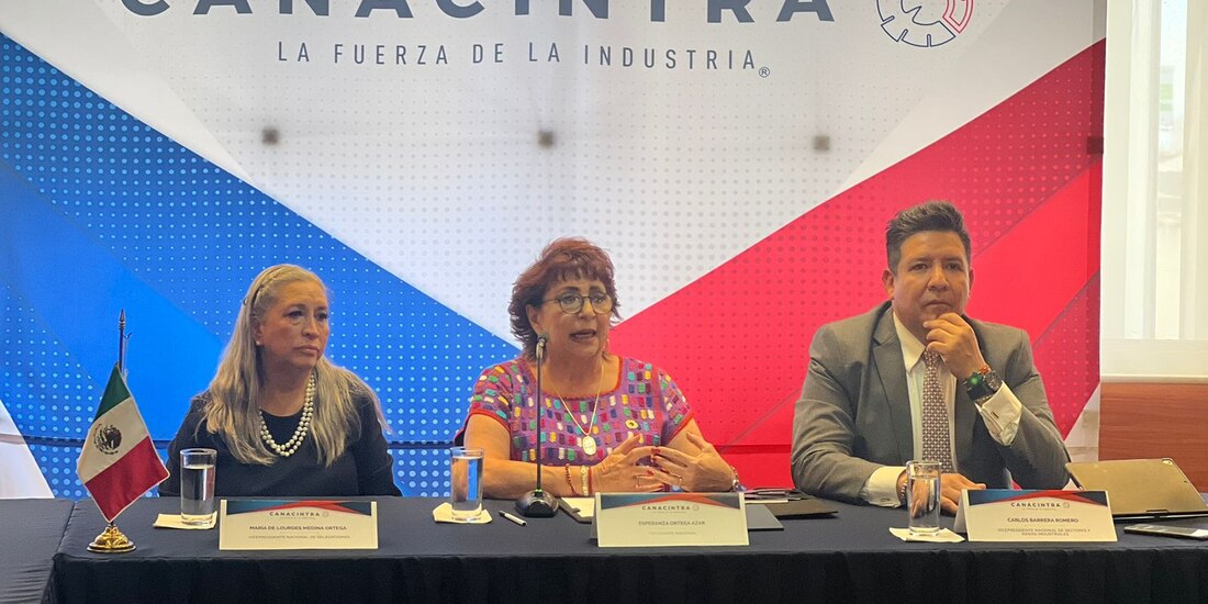 La presidenta de la Cámara Nacional de la Industria de Transformación (Canacintra), Esperanza Ortega Azar (centro).