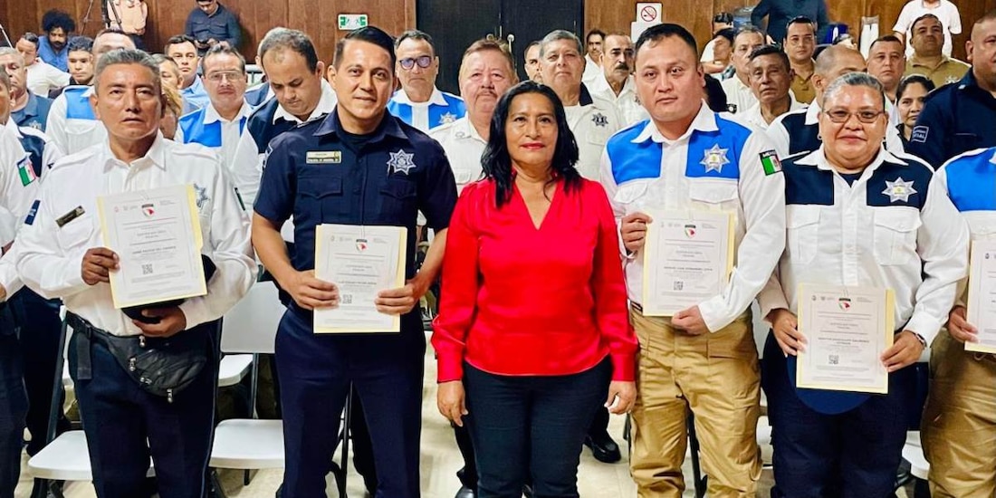Abelina López entrega Certificado Único Policial a 35 oficiales.