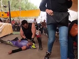Momento en el que un joven talento luchador de la Arena Coliseo Coacalco luce tendido en el suelo.