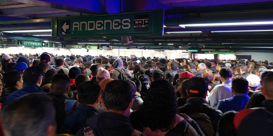 La estación Constitución de 1917 de la Línea 8 del Metro CDMX presenta saturación de pasajeros hoy miércoles 25 de octubre debido a la lluvia.