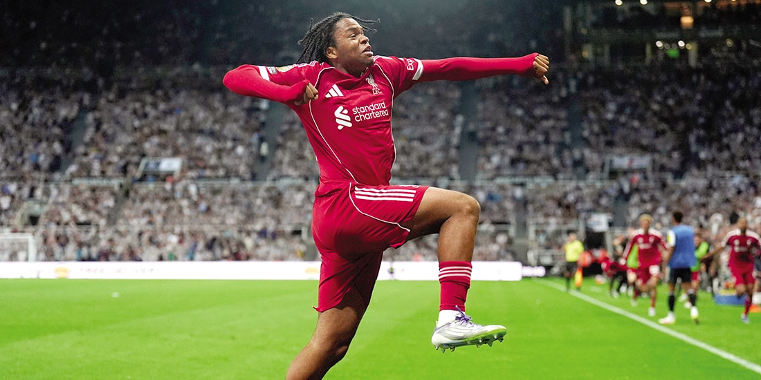 Rio Ngumoha festeja el gol del triunfo del Liverpool, ayer.