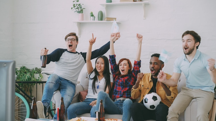 Imagen ilustrativa de personas viendo un partido de futbol