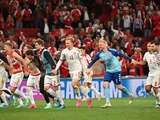 Jugadores de Dinamarca celebran después de vencer a Rusia, con lo que lograron su pase a octavos de final de la Eurocopa 2021.
