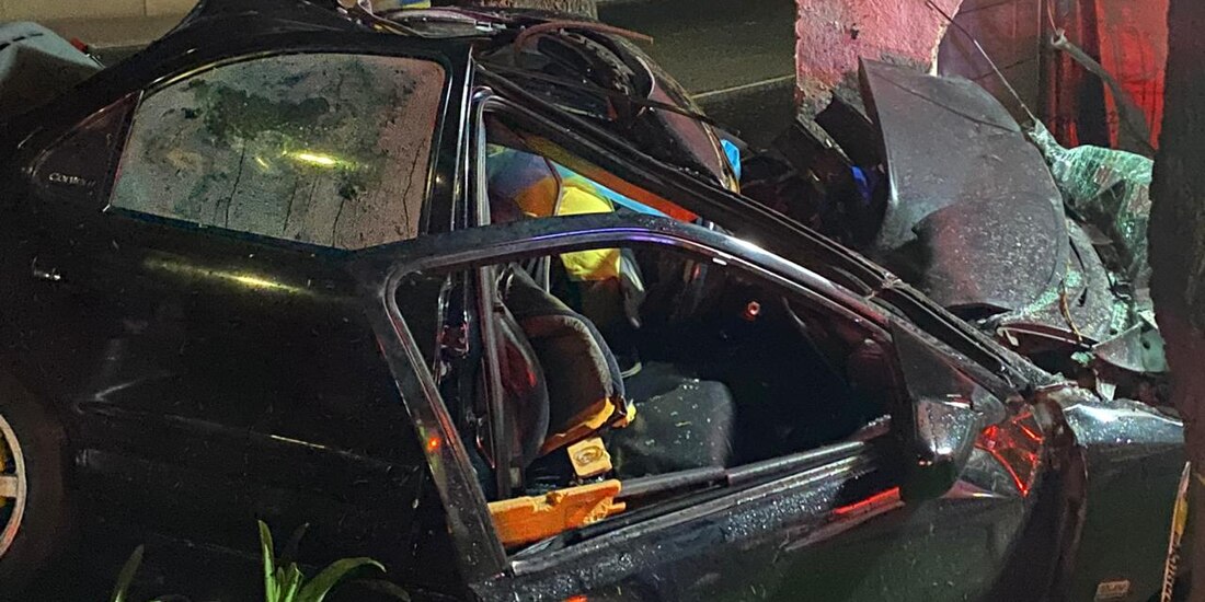 El joven quedó prensado en el vehículo.