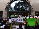 Estudiantes y académicos del CIDE protestan afuera de las oficinas del Conacyt.