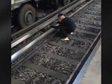 Joven baja a las vías del Metro para “bailar”; reprueban su acción en redes