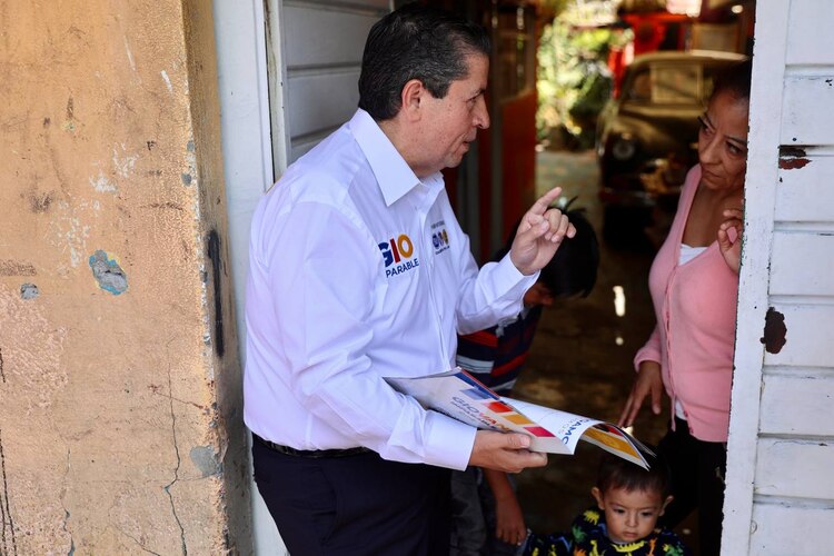 Anuncia que a este barrio llegará una propuesta para apoyar a las familias en el mejoramiento de sus casas con pintura para sus fachadas