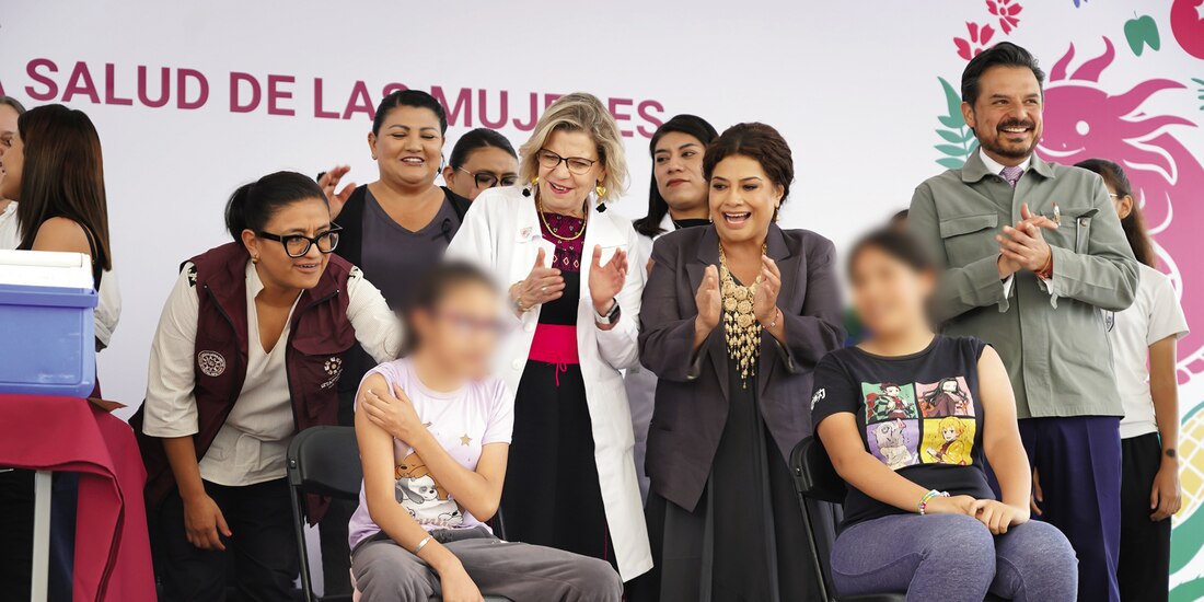 Clara Brugada durante la aplicación de vacunas contra VPH, ayer.