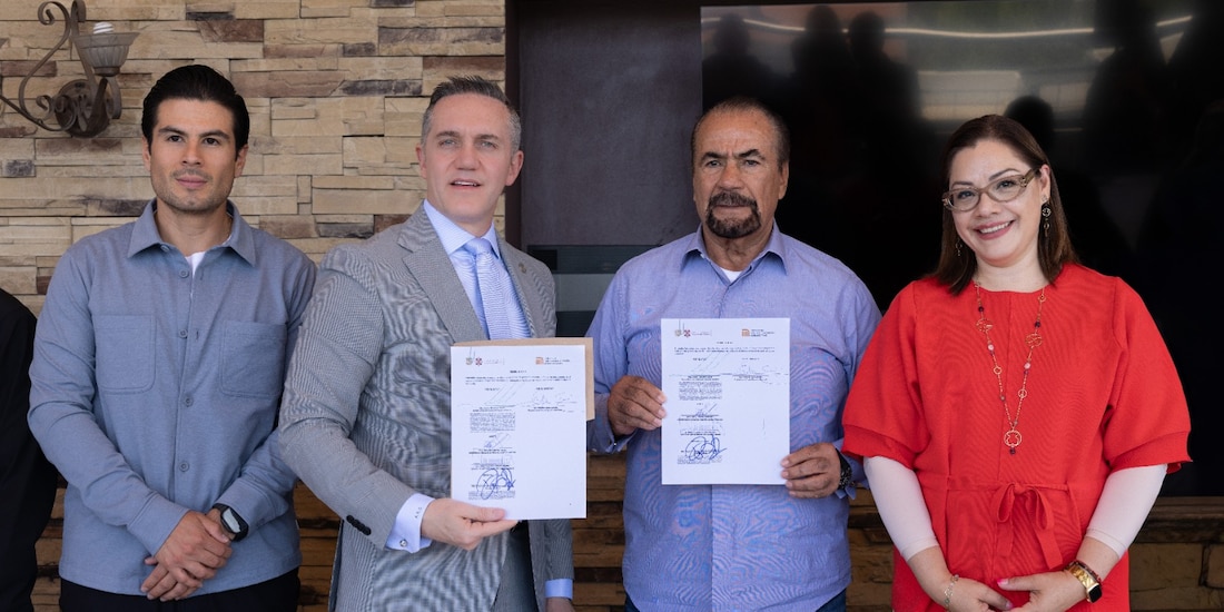 Adrián Rubalcava y Fernando Espino durante la firma del convenio para fortalecer la operación del Metro.
