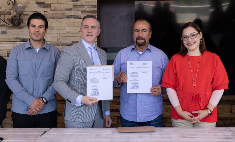 Adrián Rubalcava y Fernando Espino durante la firma del convenio para fortalecer la operación del Metro.