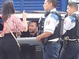 Policías posan junto al 'Gullit' Peña después de arrestarlo.