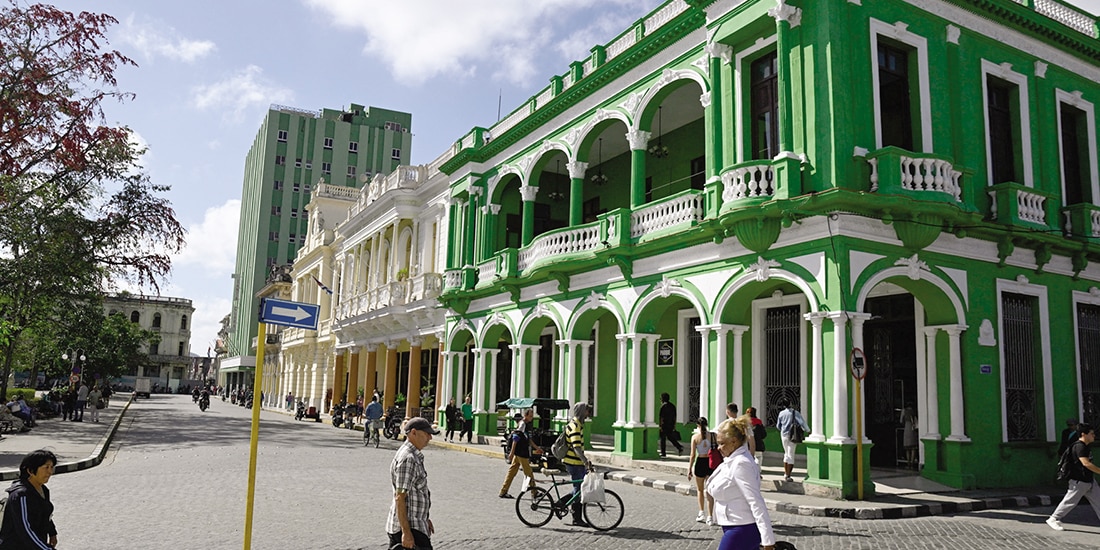 Gente camina por el centro de Santa Clara, Cuba, el 26 de febrero.