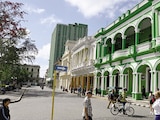 Gente camina por el centro de Santa Clara, Cuba, el 26 de febrero.