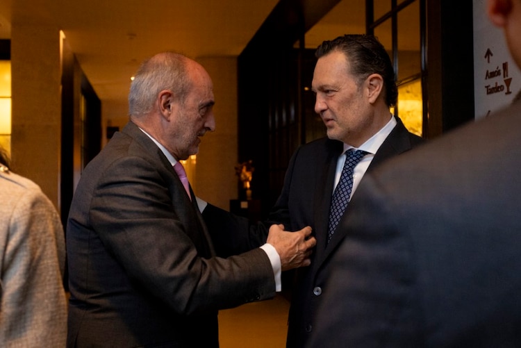 El gobernador Mauricio Kuri junto a Luis Parra y empresarios analizan proyectos turísticos clave para la economía queretana.