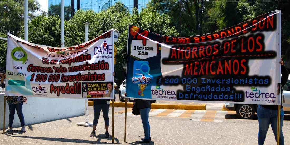 Un grupo de personas defraudadas por CAME, el pasado 24 de abril.