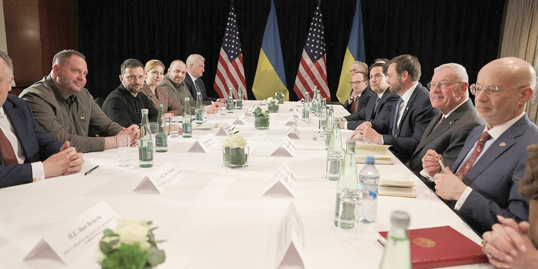 El presidente Zelenski y el vicepresidente Vance, ayer, en Alemania.